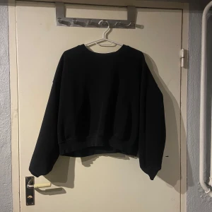 Svart sweatshirt från 157 - En jätte fin svart sweatshirt som är lite kortare än vanliga sweatshirt✨