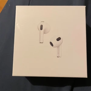 Earp0ds 3 - Säljer earP0DS 3 med högkvalitativt ljud och aktiv brusreducering (ANC) för en fantastisk lyssningsupplevelse. Batteritid upp till 24 timmar, Bluetooth 5.2 och snabb laddning på 1,5 timmar gör dem både praktiska och bekväma. Touchkontroller och röstassistent för enkel hantering. Oslagbart pris på 1049kr istället för 2000 kr. Skicka ett direktmeddelande för mer information eller för att göra en beställning! Har 4 par och super bra kvalitet! Vid snabb och smidig affär kan jag gå ner i pris.