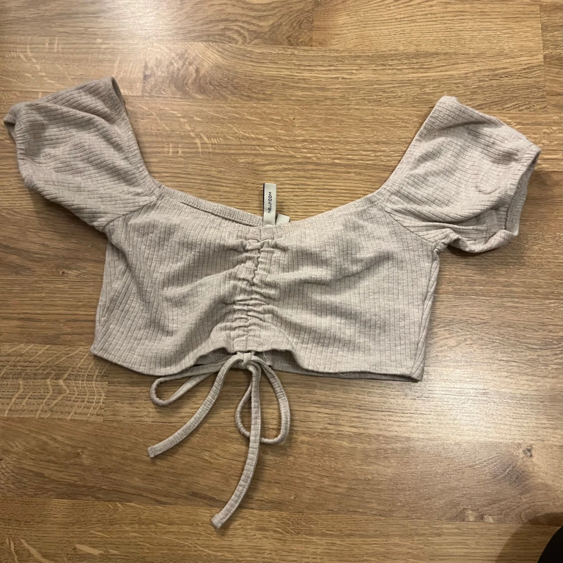 Beige ribbad topp från NLY Trend