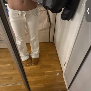 Vita bootcut jeans - Snygga vita bootcut jeans med låg midja. Köpta på Vinted men säljer vidare pga de var för stora!! 💞💞