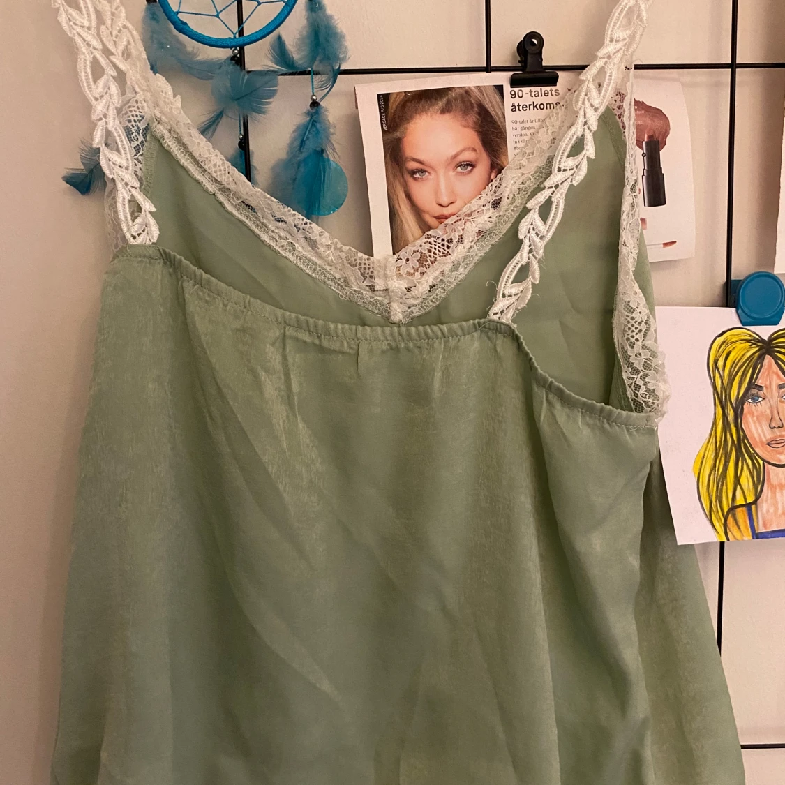 Grön linne med spetsdetaljer - 1