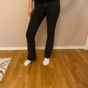 Mid waist bootcut jeans Levi's - Säljer dessa super snygga mid waist bootcut jeans från Levi’s! 😍Säljer pga att de har blivit för små de används inte längre.💞 Midjemått rakt över:35 midjehöjd:24 innerbenslängd:78. Hör av dig vid frågor!👌