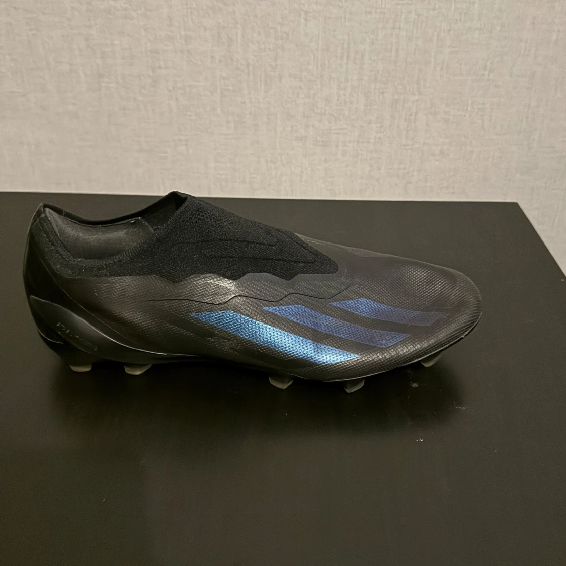 Svarta fotbollsskor med blå detaljer - 1