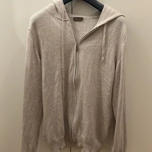 Beige hoodie från Stenströms - Säljer en stilren beige ziphoodie från Stenströms.  Riktigt skön och gjort av 100% merino ull nypris ca 2000. Storlek L men jag skulle säga att den är typ som S 