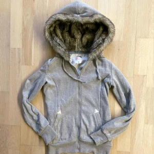 Vintage zipup hoodie med päls - Fraktas eller möts upp! De små vita delarna vid fickorna är lite slitna men det märks inte så mycket 