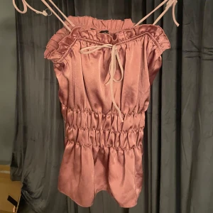Rosa silkes topp - Super söt rosa silkes topp som inte kommer till användning skriv för fler bilder! 
