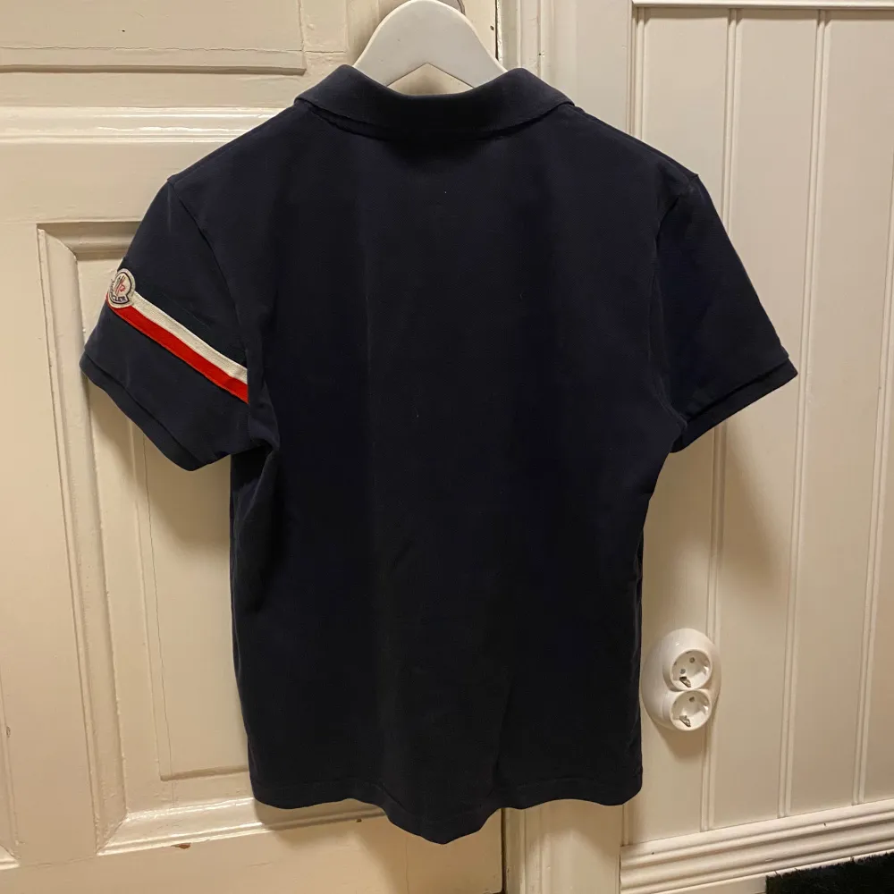 Tja säljer nu en piké från Moncler! Storleken är M men sitter mer som XS då det är slim fit. Kragen är lite tråkig och lite missfärgad som man ser på bilden. Men mycket kvar att ge! . T-shirts.