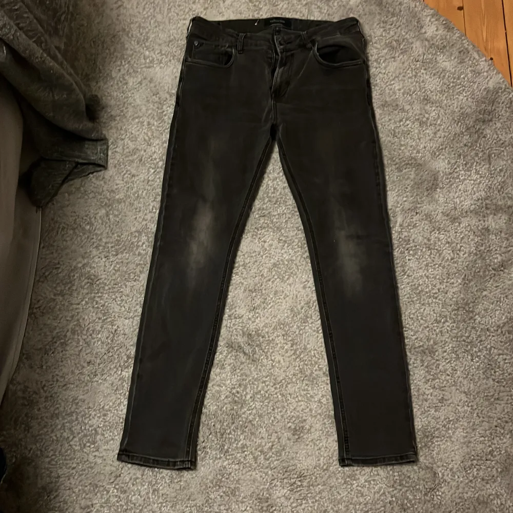 Säljer nu mina grå scotch&soda jeans då jag växt ur dem. Snygg grå färg som passar till de flesta kläder. Skick 8/10. Storlek 32L 33W, passar dig som är runt 185. Tveka inte att skriva vid fundering!. Jeans & Byxor.