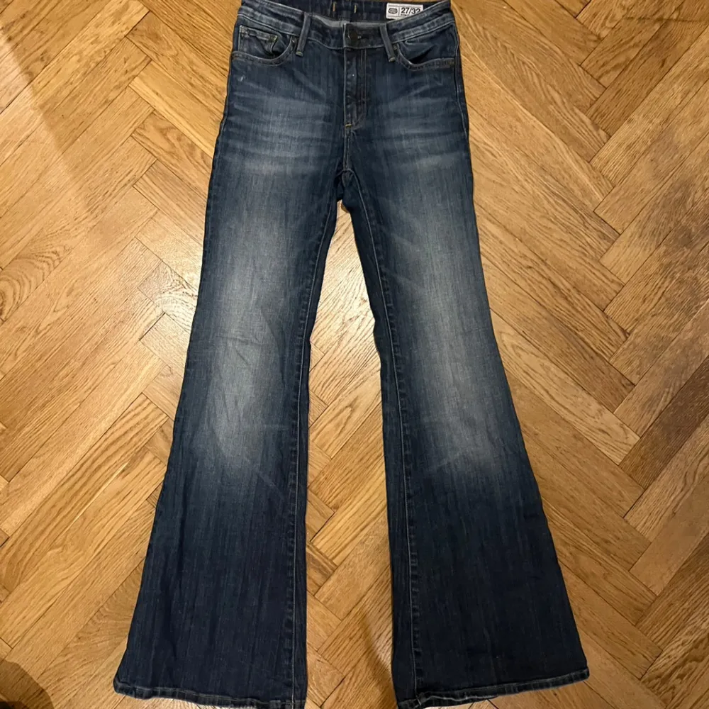 Säljer dessa blåa jeans från Crocker i modellen Pow Flare, de har medelhög midja och är i storlek 27/32, men små i storleken så skulle säga att de är i storlek 25/32 ungefär. De är något slitna nere vid fötterna💕. Jeans & Byxor.