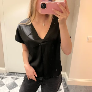 Svart v-ringad blus - Snygg svart blus med v-ringning och korta ärmar. Perfekt för både vardag och fest. Köpare står för frakt🥰