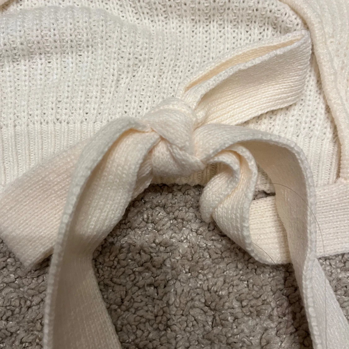 Vit rosett stickad 💝 - 90