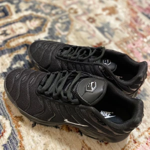 Svarta Nike Air Max Plus + Kvitto - De här skorna har jag använt de väldigt lite eftersom att jag diggade mina andra skor och använde dem mer. Kvitto medföljer, nike factory.