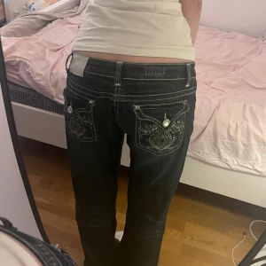 baggy jeans med broderade fickor - Säljer mina favorit baggy jeans med snygga detaljer på fickorna. har lite slitage på hälarna och taggen på baksidan