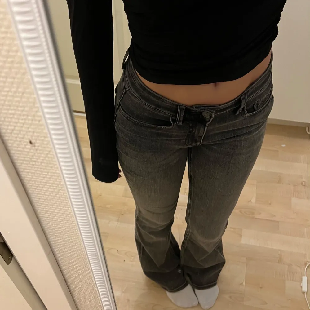Bootcut jeans i väldigt fint skick! Knappt använda💗. Farkut & Housut.