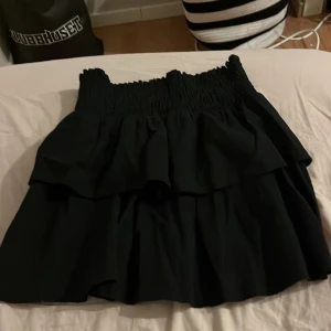 Svart volangkjol - Säljer en kjol som kan även användas som en gullig top (bild 2,3 är inte mina men så kan den se ut på), perfekt till sommaren💓Den är i stl XS och är töjbar i midjan. Kontakta vid intresse 