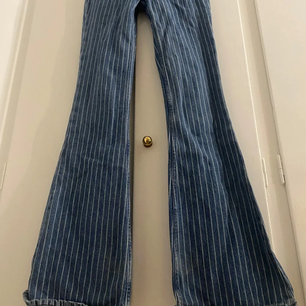 Randiga sjukt fina unika bootcut jeans, hög midja, gillar man inte hög midja så är de superfina med en lång tröja till❤️W24 L32. Jeans & Byxor.