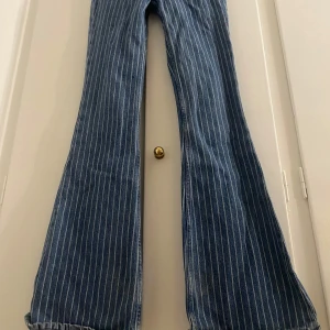 Randiga jeans bootcut - Randiga sjukt fina unika bootcut jeans, hög midja, gillar man inte hög midja så är de superfina med en lång tröja till❤️W24 L32