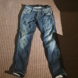 Blå jeans från Replay - Säljer ett par snygga blå jeans från Replay i storlek M. De har en klassisk design med fem fickor och en bekväm passform. Perfekta för både vardag och fest! 🕺