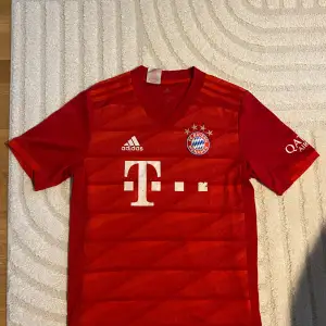 Säljer en röd FC Bayern München fotbollströja från Adidas. Är helt äkta och köpt i adidas affär i Tyskland. Den är i stroket XL youth men passar lätt s/xs