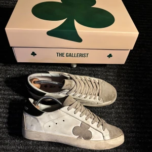 The Gallerist skor - Tja säljer mina skor i storlek 41  Det är från deras första släpp så annan design än dom som finns nu alltså limiterade skor! Dom är i fint skick allt og medföljer! Nypris 2000 mitt pris 1199 kan gå lägre vid bra bud!