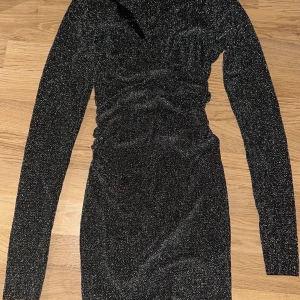 Klänning - Säljer en glittrig klänning. Den är aldrig använd, och är gandks tunn men jätte fin. Köpt på SHEIN och är i stlk S.