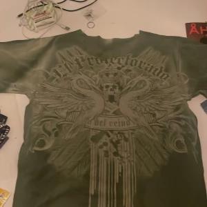 grön dödskalle tröja - grön dödskalle tshirt! köpt second hand i japan ungefär storlek M inte helt säker. avklippt vid halsen och knappt använd. skriv för mer info 💞