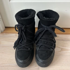 Svarta boots från Inuikii - Säljer mina trendiga inuikii wedge till ett bra pris då ena sulan har en  defekt. Enkelt att byta ut då sulan är utbytningsbar, du kan därför använda skorna som klackar men också som vanliga inukiis✨