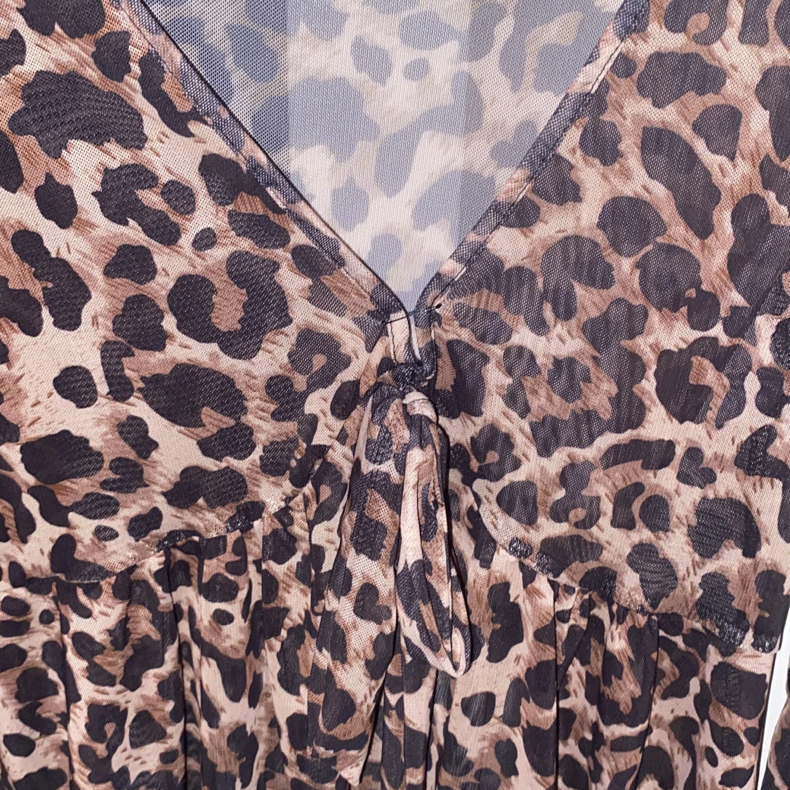 Leopardmönstrad topp med knytning - 91