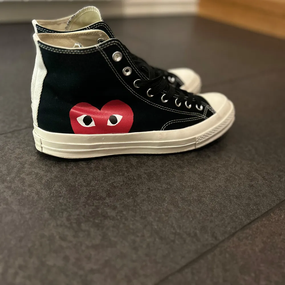 Tja, säljer dessa snygga cdg converse i väldigt bra skick, skorna är perfekta nu till hösten/vintern då de är höga och har hög sula, hör av dig vid funderingar!. Skor.