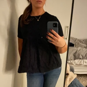 Svart topp  - Säljer en svart jättesöt topp från Zara i väldigt gott skick, knappt använd💗