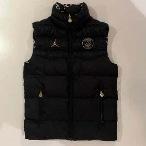 PSG x Jordan Reversible Vest - Använd fåtal gånger. Västen är XS men är riktigt stor i storleken. Passar M L