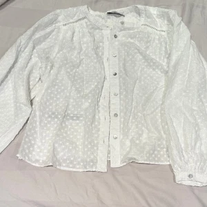 Blus - Säljer denna blus då den aldrig kommit till användning och har kvar prislappen.