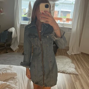 Jeansklänning - Supersnygg Jeansklänning från zara. Endast använd en gång så den är så gott som ny. Storlek xs🩷