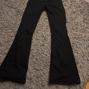 Svarta flared jeans - Originalpris 399:- - Säljer ett par svarta flare byxor från BikBok i storlek S, längd 31. De har en snygg bootcut-stil och är i nyskick då de bara använts c.a 2 gånger. Byxorna är mid rise.