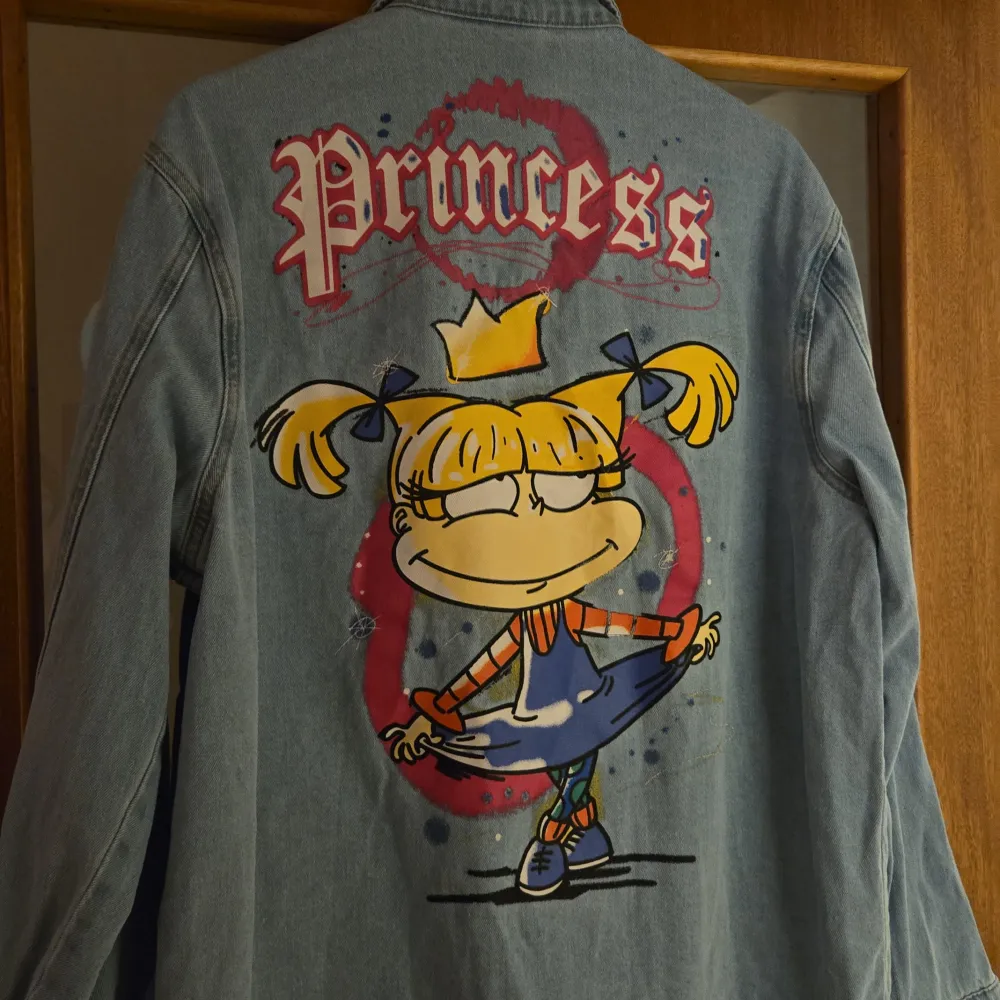 Size large, sitter lite oversize Officiell Nickelodeon merchandise . Jackor.