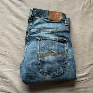 Nudie Jeans - Säljer dessa tvär feta nudie jeans i modellen Thin Finn!😍 Storlek: W|34 L|32! Passar perfekt nu till vintern och är extremt bekväma! Skicket på byxorna är mycket bra, skulle bara behövas strykas kanske😉