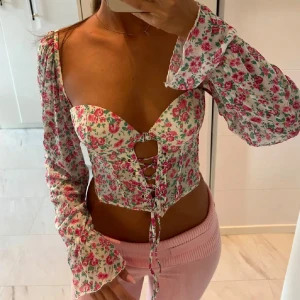 Topp från intimissimi - Blommig snygg topp från intimissimi