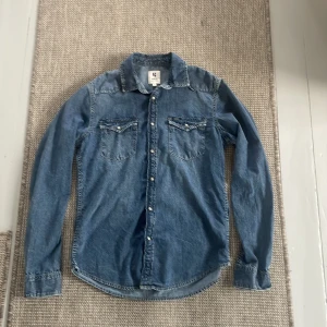 Garcia jeans skjorta - Jeans skjorta från garcia aldrig använd jätte fint skick. Köptes på jeans bolaget. Strl S passar S/M. Skriv gärna för fler bilder eller frågor 🙌
