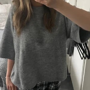 Stickad T-shirt  - Säljer denna superfina stickade tröjan ifrån lager i storlek S❤️