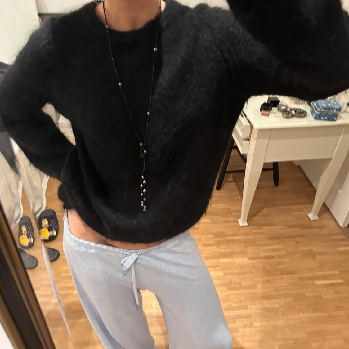 Svart fluffig tröja