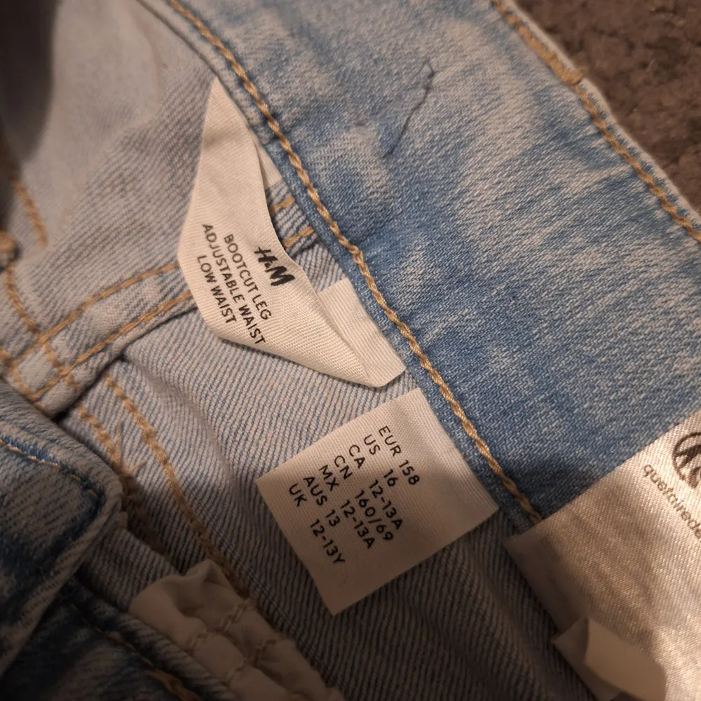 Säljer ett par ljusblå bootcut jeans från H&M i storlek 158. De har en låg midja och klassisk femficksdesign med detaljer på bakfickorna. Aldrig använda! 💞. Jeans & Byxor.