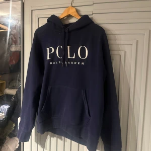 RalphLauren Hoodie - Säljer du denna sällsynta marinblå RalphLauren hoodien. Storleken motsvarar M. Kom dm för minsta lilla fundering!