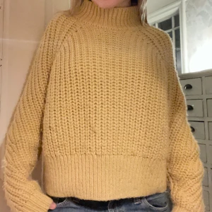 Gul stickad tröja - Härlig gul stickad tjocktröja, perfekt för hösten och vintern! Den har en krage som värmer lite extra, den är köpt på HM i storleken M och är en otroligt mysig tröja! I jättebra skick.