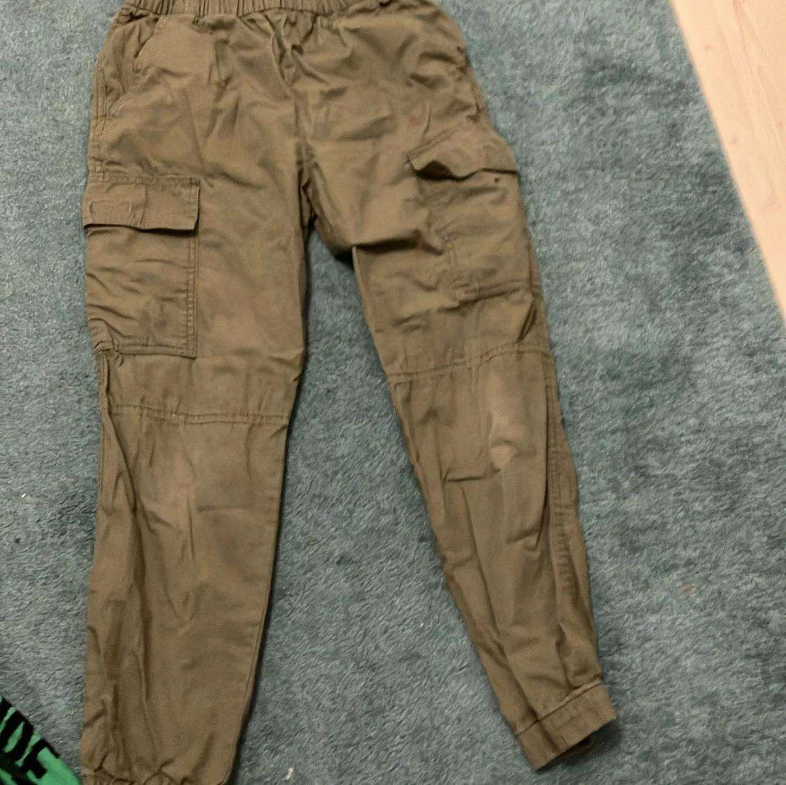 Olivgröna cargobyxor från H&M 