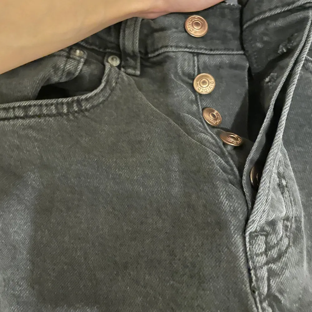 Högmidjade svarta jeans oanvända då som inte passar mig, pris kan diskuteras vid snabb affär . Jeans & Byxor.