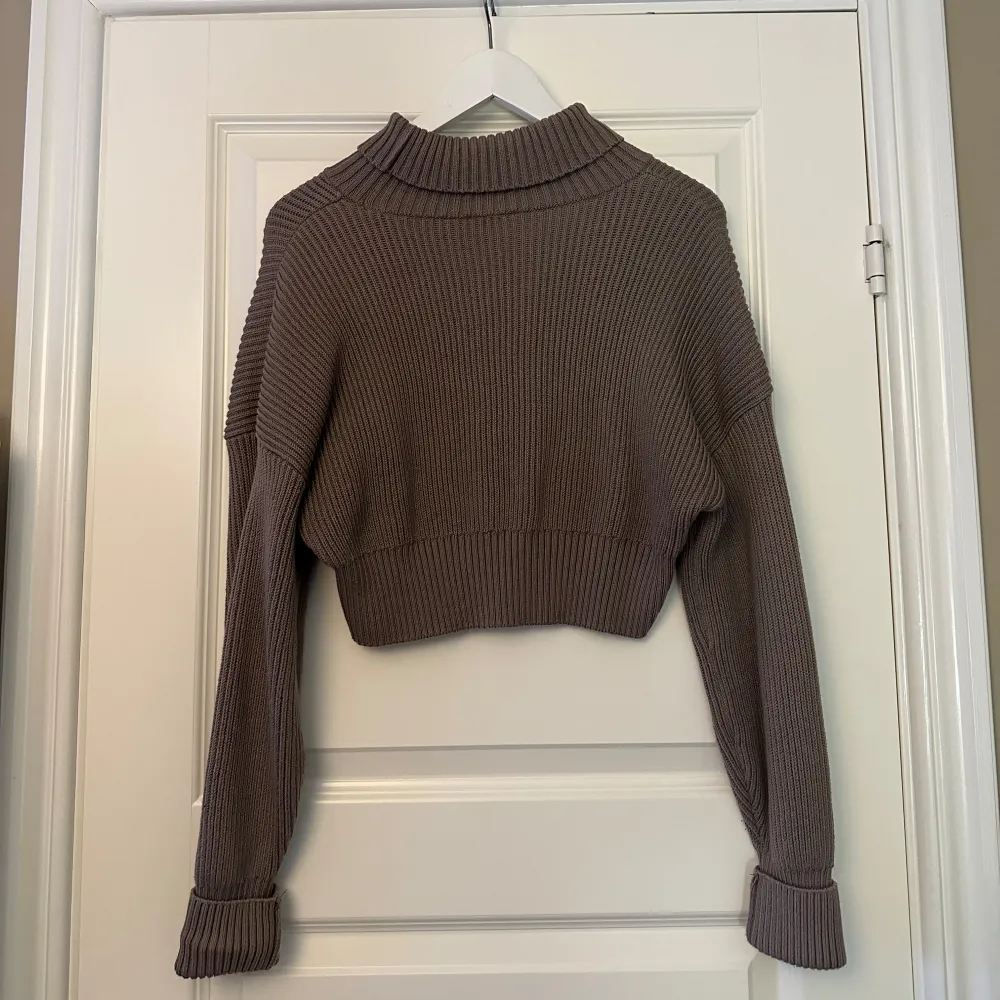 Säljer en superfin beige ribbad tröja från LXA i storlek XS. Den är croppad och har långa ärmar, perfekt för höst och vinter. Tröjan är i mycket bra skick och har en skön och stilren design som är lätt att matcha med andra plagg!. Tröjor & Koftor.