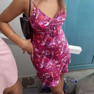 Rosa miniklänning Bikbok  - Säljer denna söta klänning då jag ej trivdes i färgen, endast använd en gång. Strl:XS 🎀 