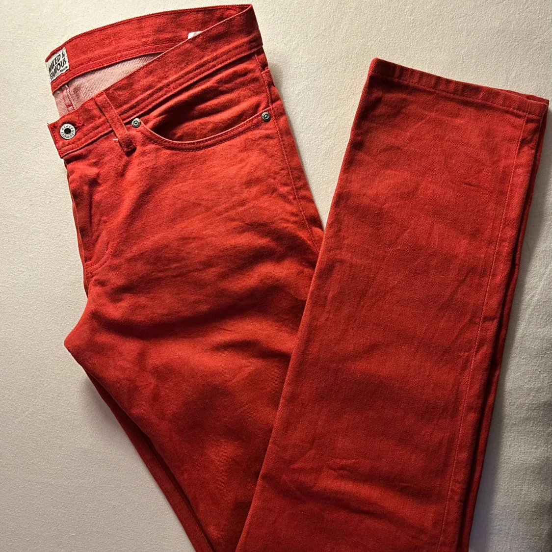 Röda jeans från Naked & Famous