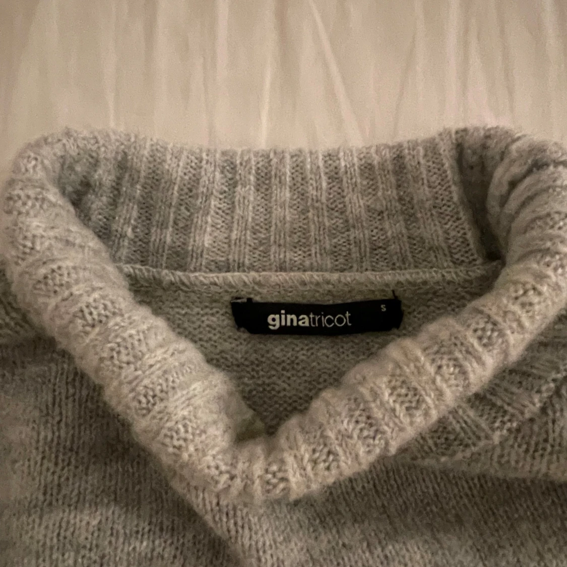Ljusgrå finstickad tröja från GinaTricot  - 91