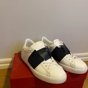 Valentino Opens  - Säljer ett par Valentino Opens som jag köpte från merchsweden för 4599 som är oanvända. Original kartong och annat som man fick med på köpet kommer med. Hör av dig vid eventuella frågor.